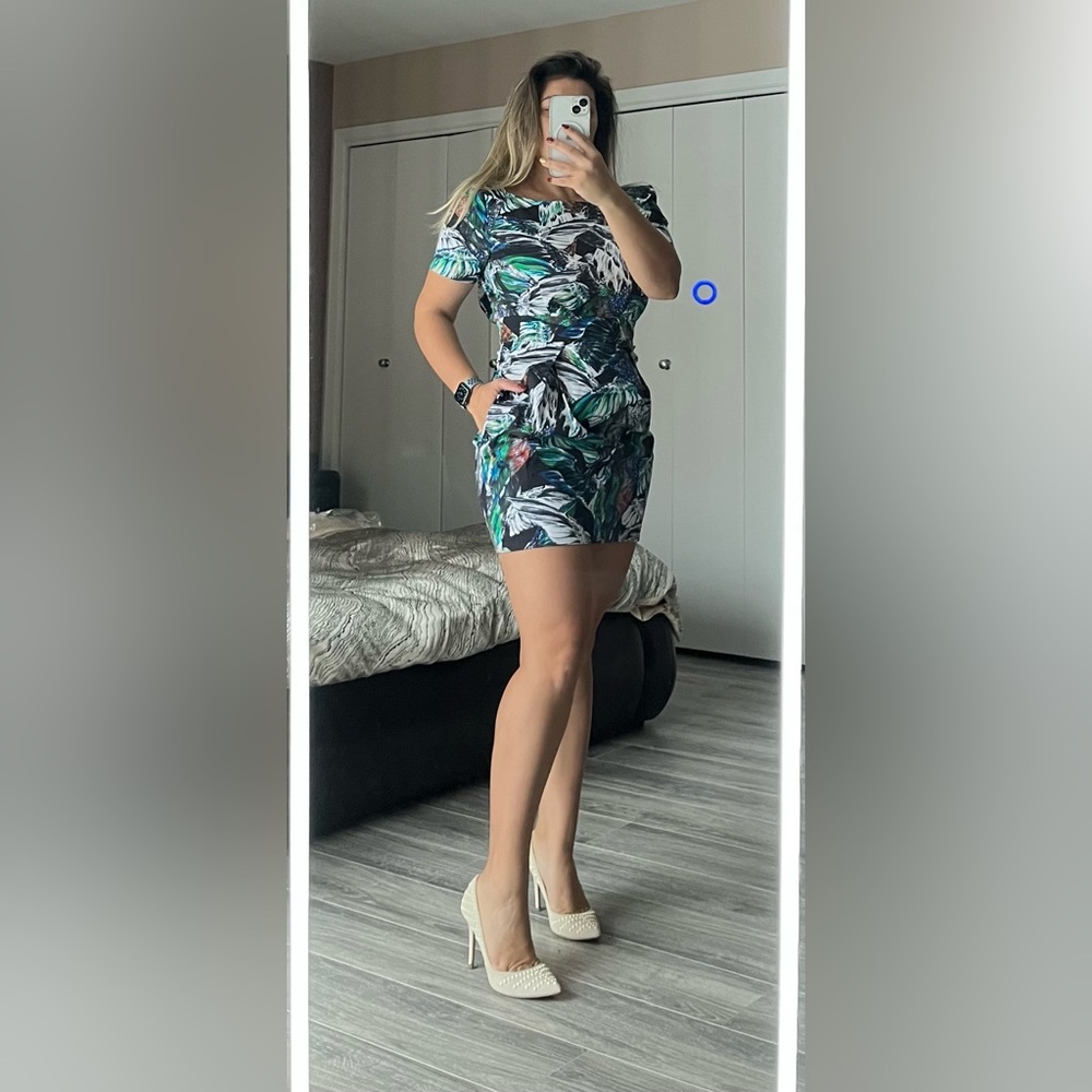 NWTT gorgeous French Connection mini dress, vibrant colors, beautiful design!